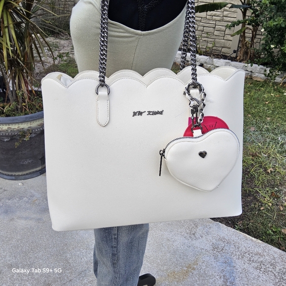NWT WHITE n PEWTER BETSEY JOHNSON XO TOTE w/ HEART POUCH - Picture 5 of 5
